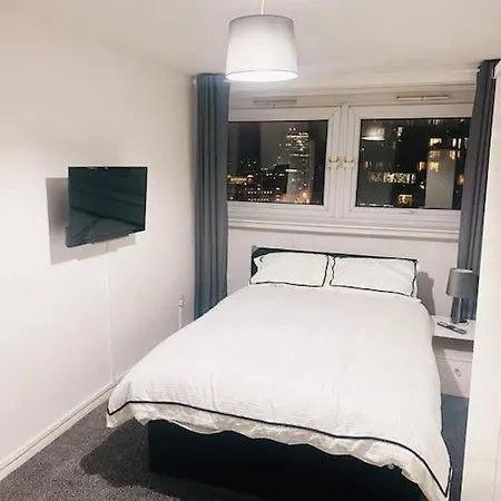Luxury Two Bedroom Skyline Views Apartment *