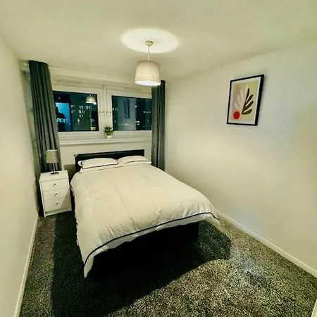 Luxury Two Bedroom Skyline Views Apartment