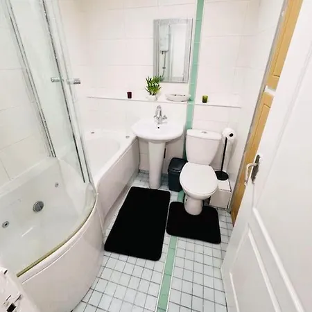 Apartment Luxury Two Bedroom Skyline Views *